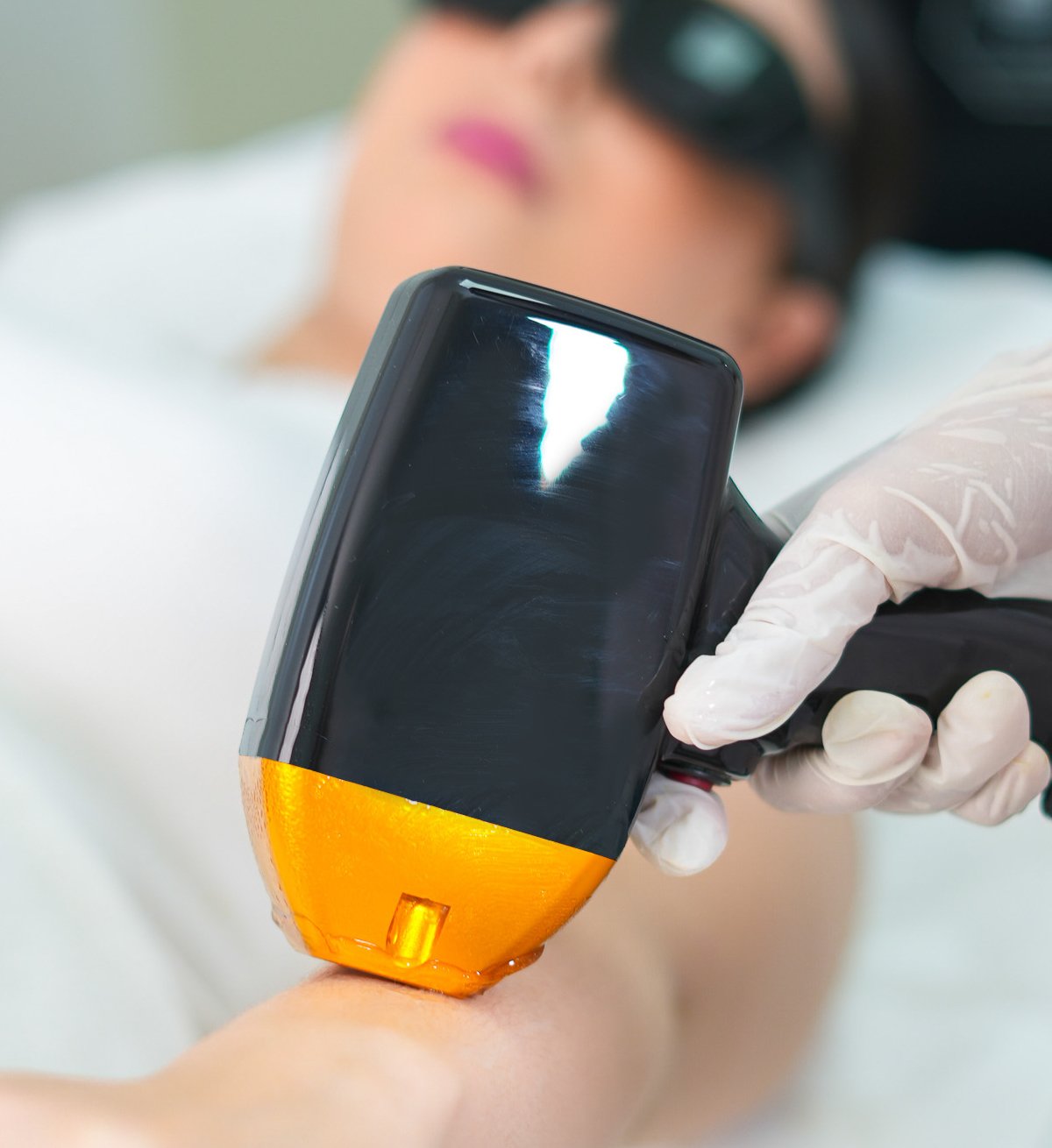 Séance d'épilation laser sous l'aisselle, pièce à main et protection oculaire, Bloom Clinic