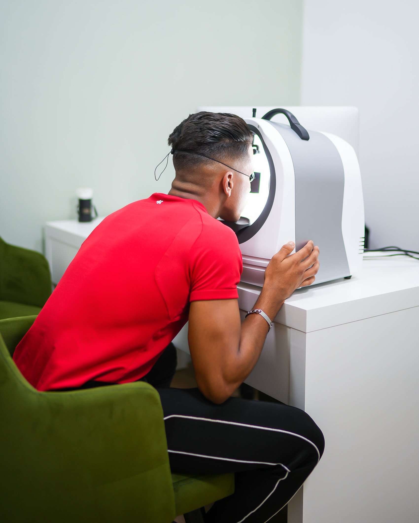 Analyse de la peau à la cabine de diagnostic, Bloom Clinic